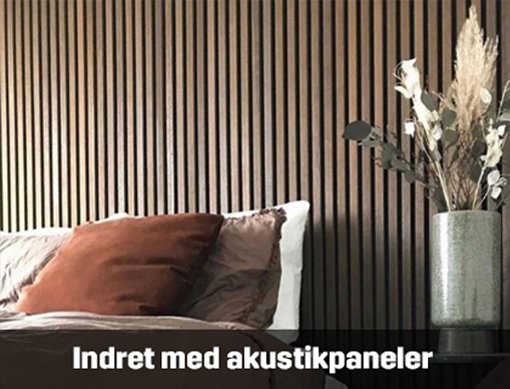 Indret med akustikpanel